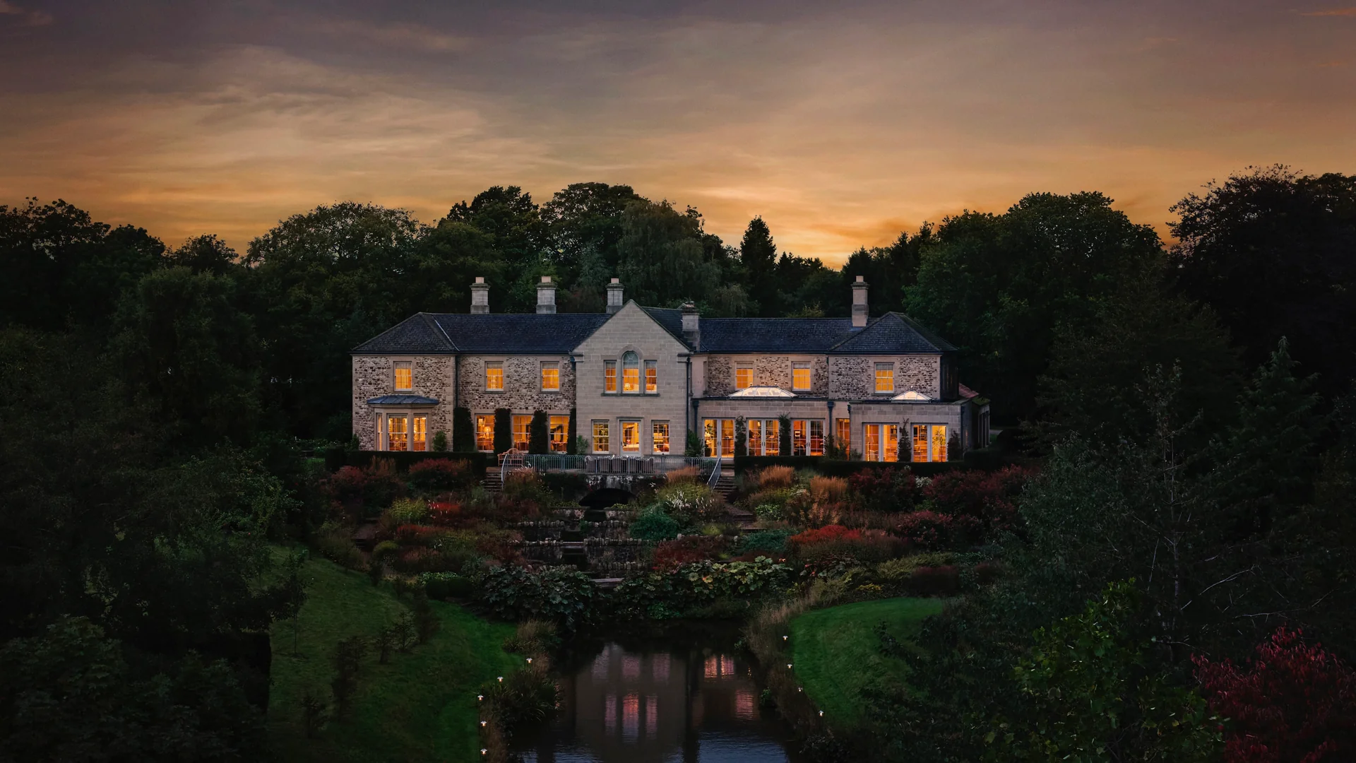 <p><strong>Dusk</strong></p><p>Feel an inner glow as windows light up like lanterns in the dusk and the setting sun silhouettes a woodland skyline.</p>